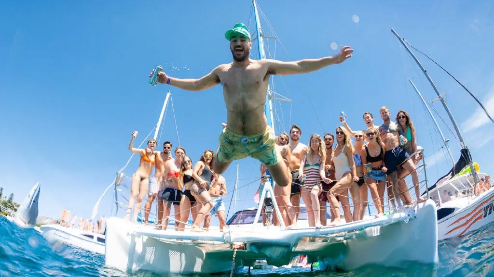 Fiestón: el cumpleaños más épico de tu vida — música, sol y adrenalina en el mar