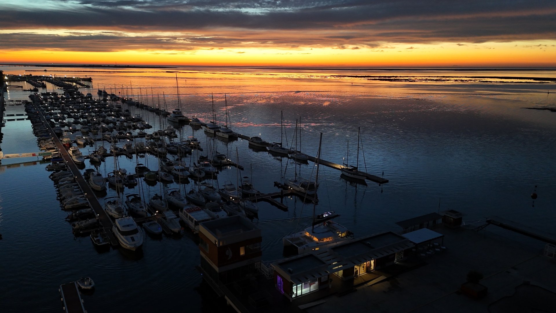 La calma del mar: por qué amanecer y atardecer son las horas ideales para navegar