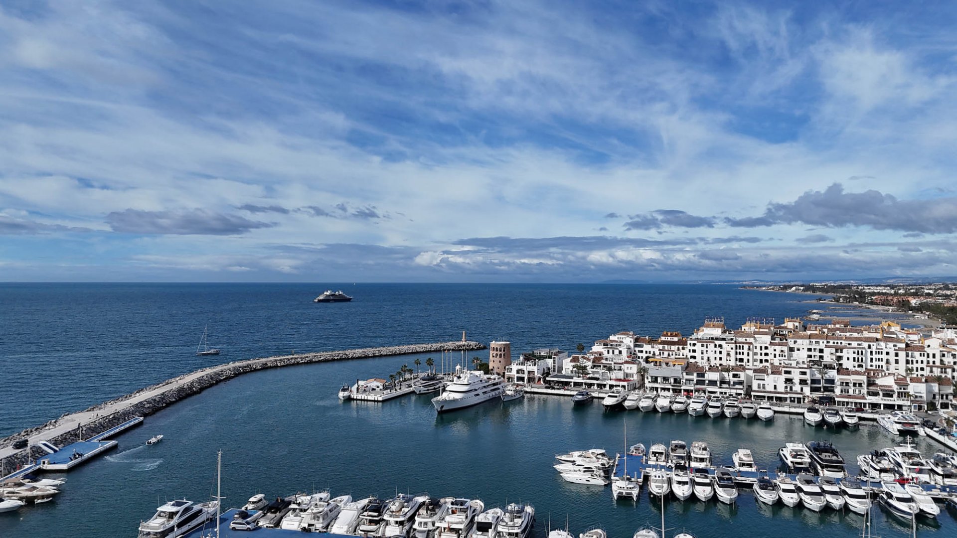 Gibraltar Strait. Doqueve Majestic 46.