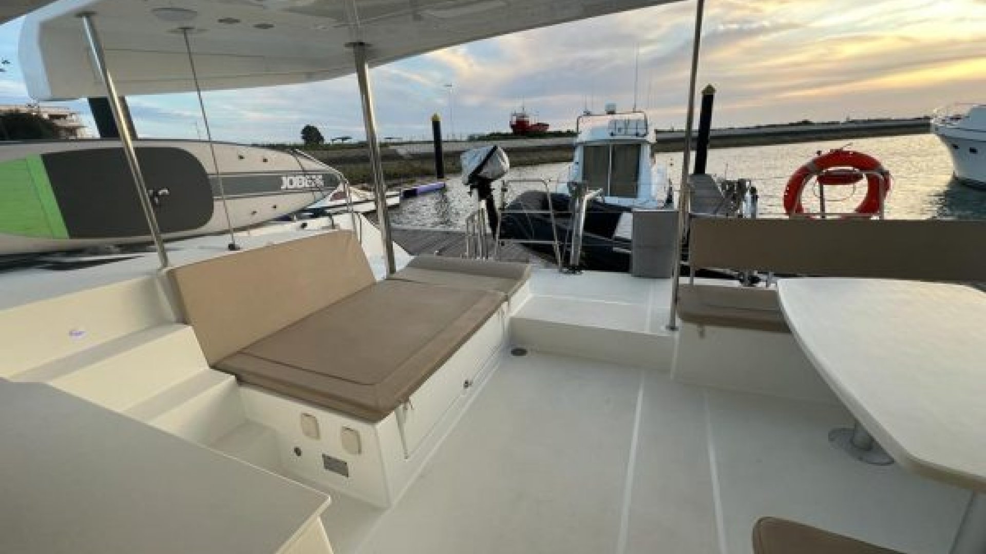 14m Catamarán 12 pax