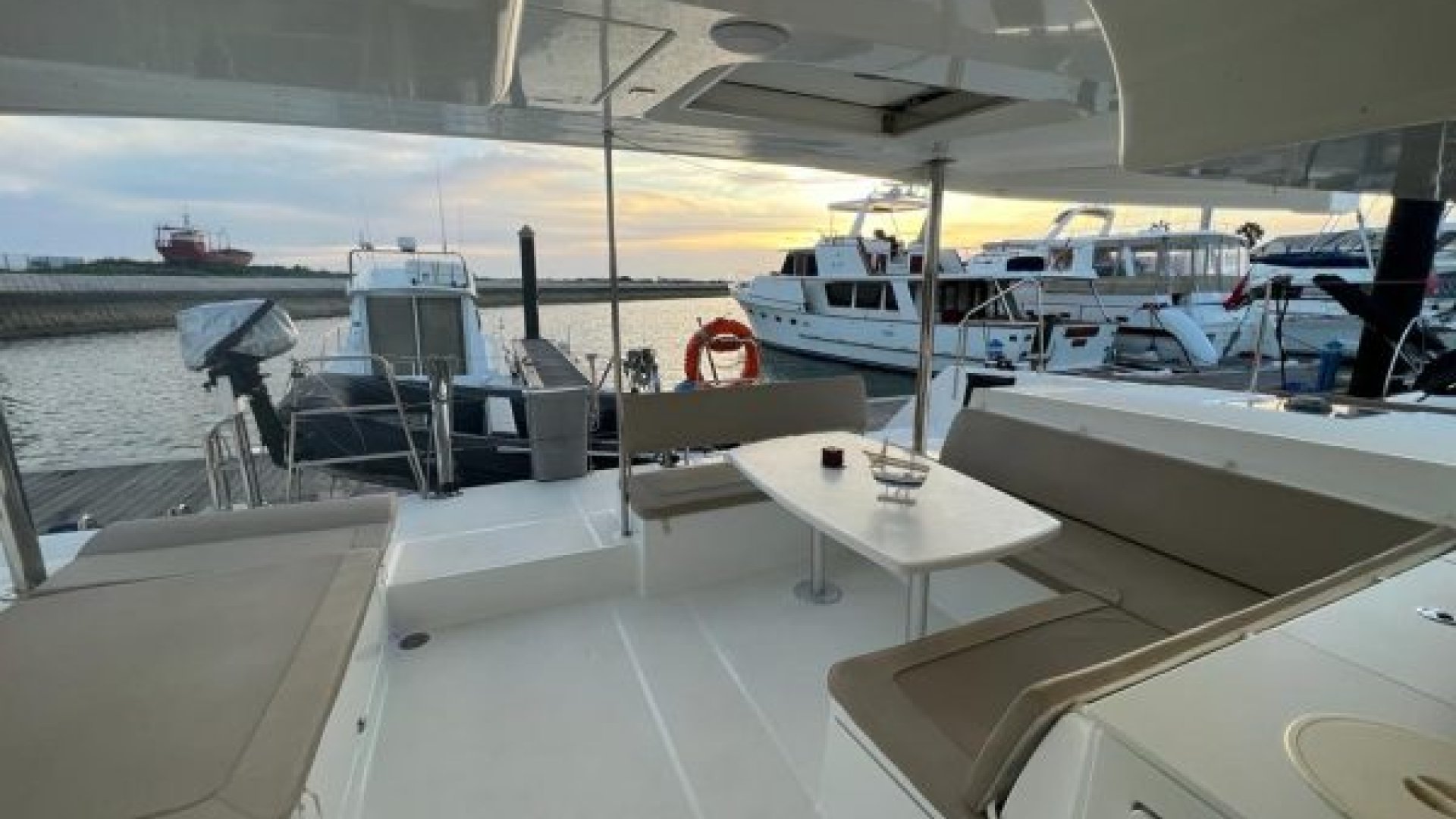 14m Catamarán 12 pax