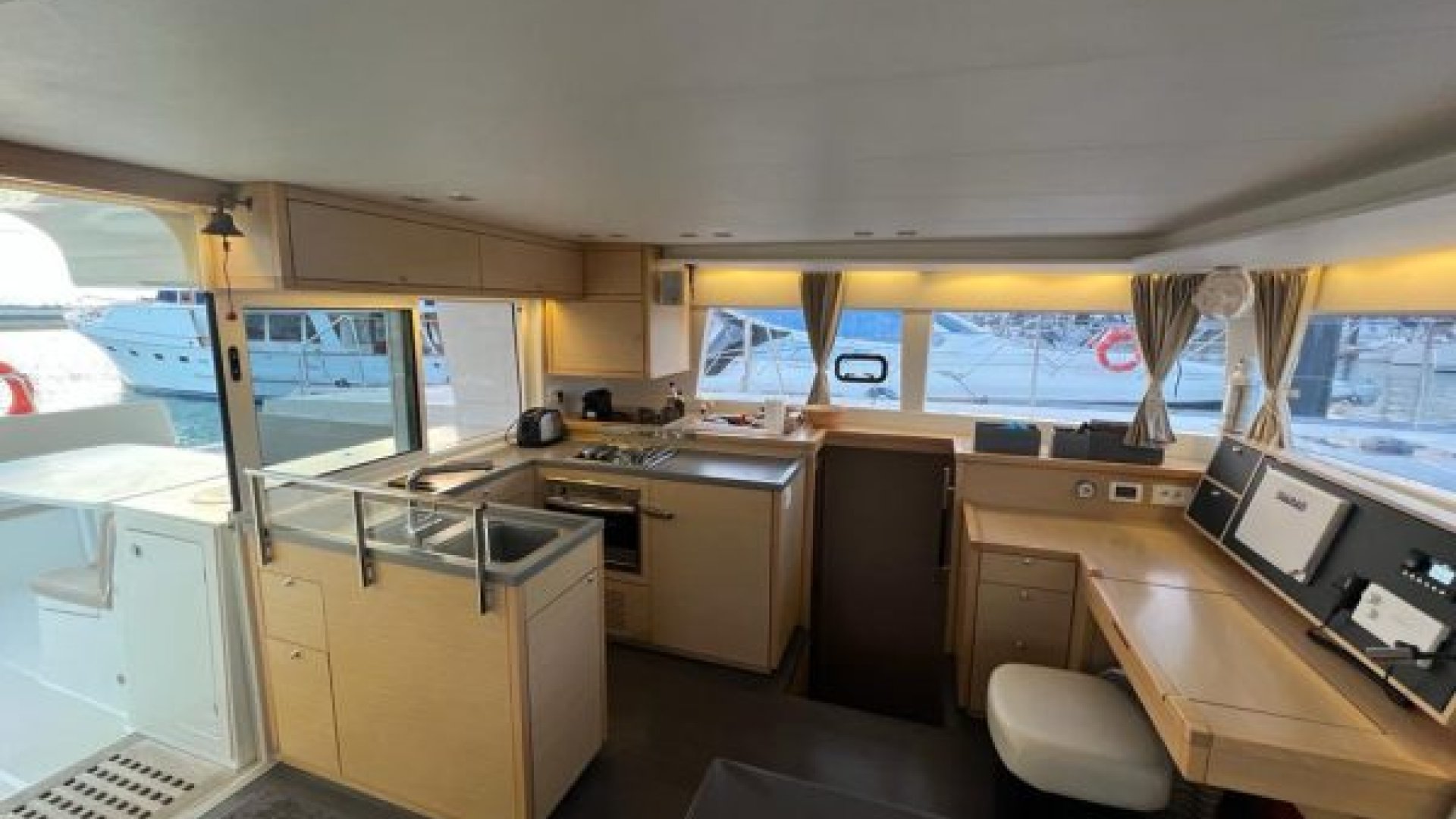 14m Catamarán 12 pax