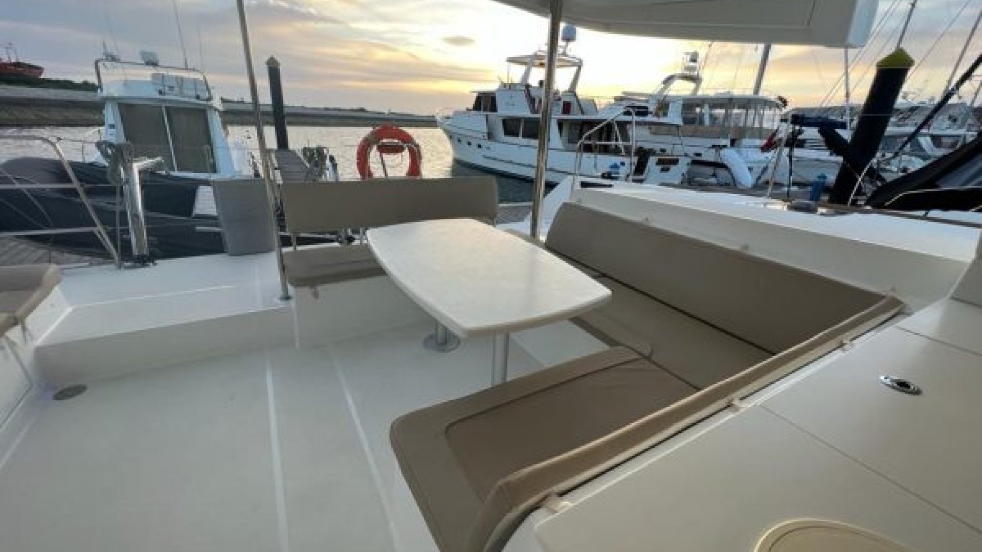 14m Catamarán 12 pax