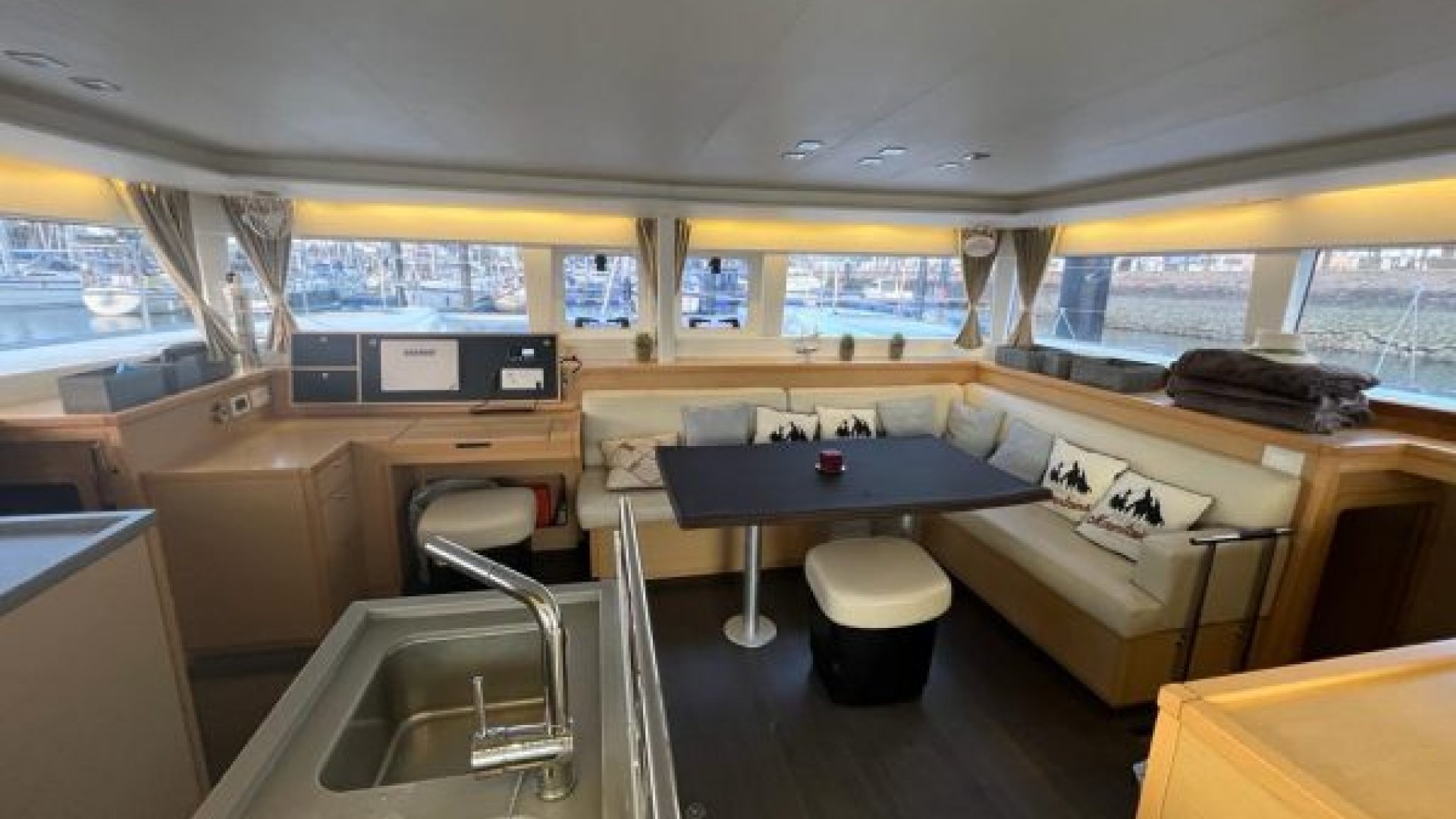 14m Catamarán 12 pax