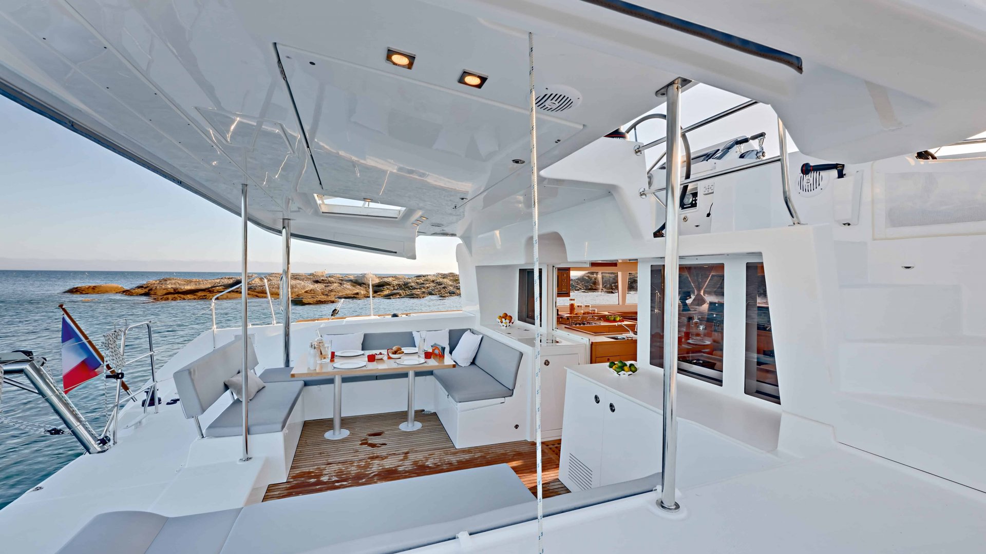 14m Catamarán 12 pax